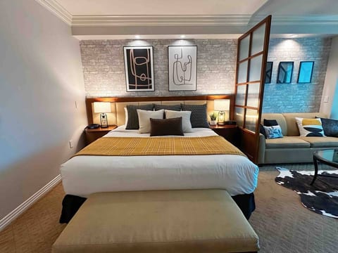 MGM Signature 25th FLR w/F1 view+balcony