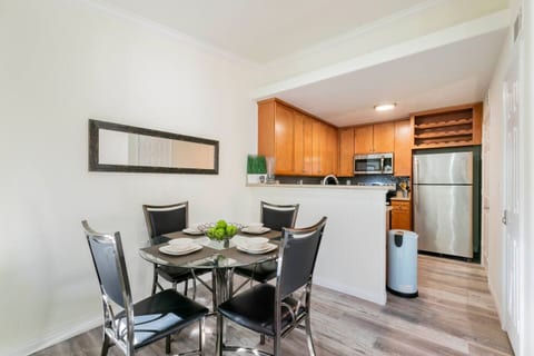 Modern Condo • Pool •Free Parking • 9 Min to Strip