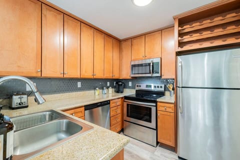 Modern Condo • Pool •Free Parking • 9 Min to Strip