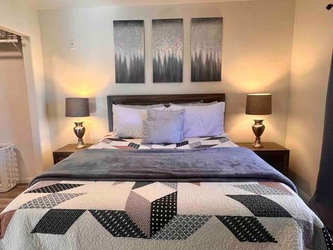 Modern Condo • Pool •Free Parking • 9 Min to Strip