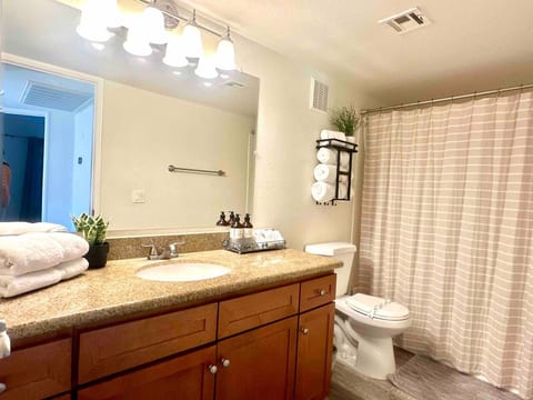 Modern Condo • Pool •Free Parking • 9 Min to Strip