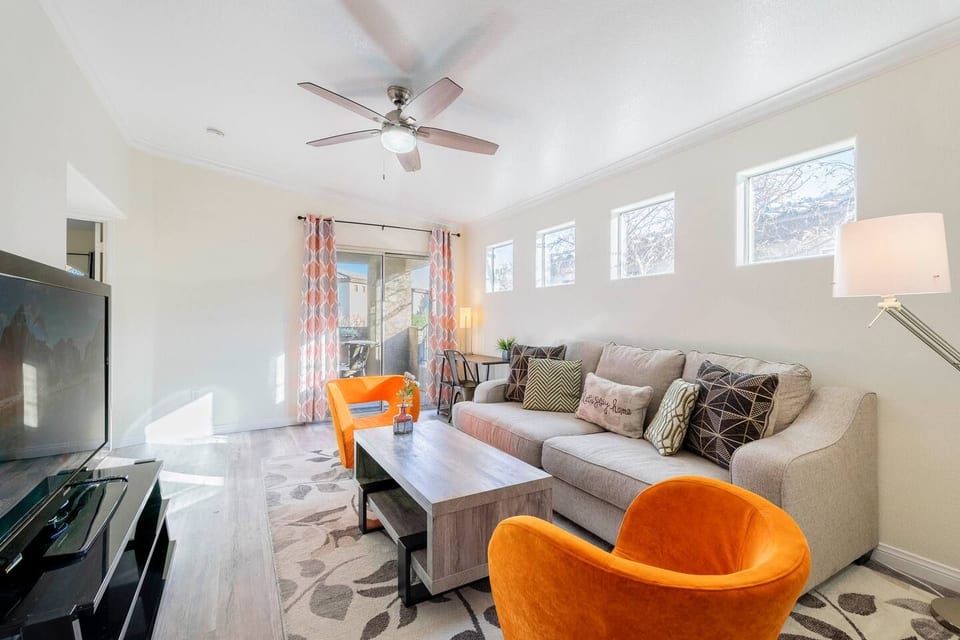 Modern Condo • Pool •Free Parking • 9 Min to Strip - Las Vegas