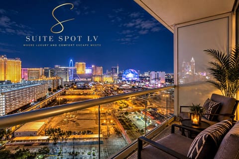 Vintage Lair w/balcony Tower 3 *F1 Strip VIEW