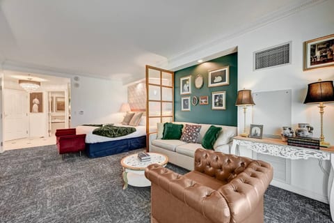 Vintage Lair w/balcony Tower 3 *F1 Strip VIEW