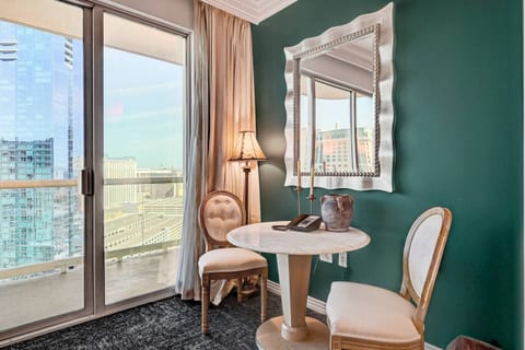 Vintage Lair w/balcony Tower 3 *F1 Strip VIEW