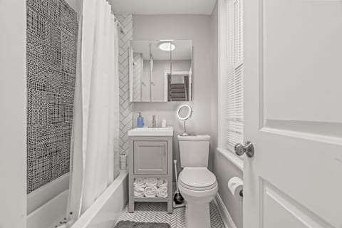 NoLibs Big 3BR- A+ Location & Close 2 Everything