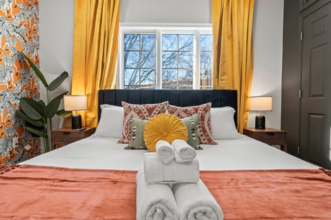 Prime Old City Condo: Free Parking + Skyline Views