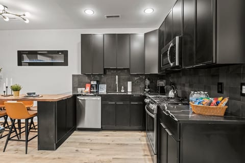 Prime Old City Condo: Free Parking + Skyline Views