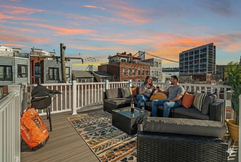 Prime Old City Condo: Free Parking + Skyline Views