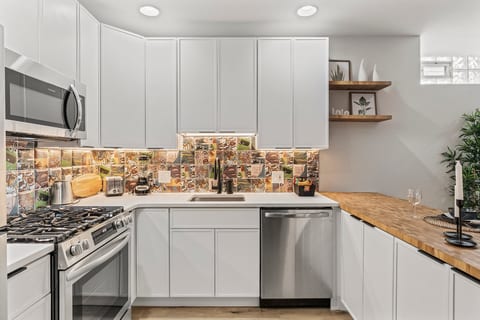 Old City 2 BR | Near Historic Sites | *King Bed*