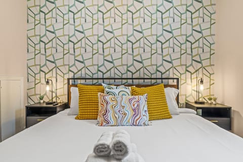Old City 2 BR | Near Historic Sites | *King Bed*