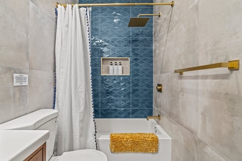 Old City 2 BR | Near Historic Sites | *King Bed*