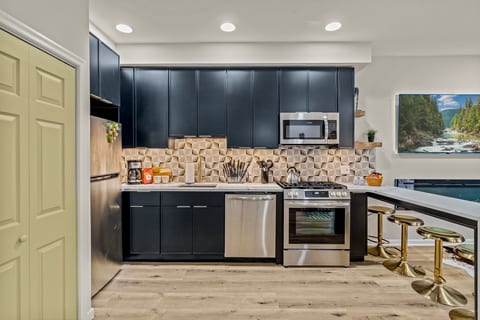 Family Oasis with 3BR, Games, BBQ & Fast WiFi