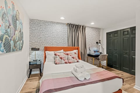 Family-friendly 2BR Condo with Free Parking!