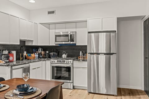 Family-friendly 2BR Condo with Free Parking!