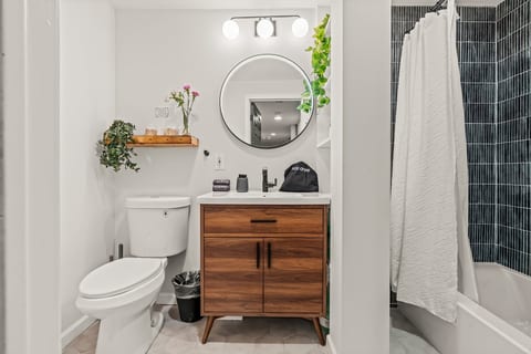 Family-friendly 2BR Condo with Free Parking!