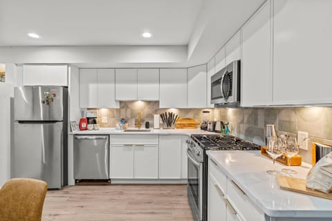 Stylish 1BR/2BA Old City Condo Near Liberty Bell