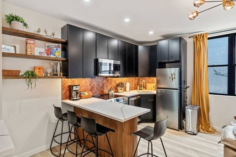 This open layout is perfect! Chat with friends while you cook, or relax on the couch – you're right in the heart of it all.