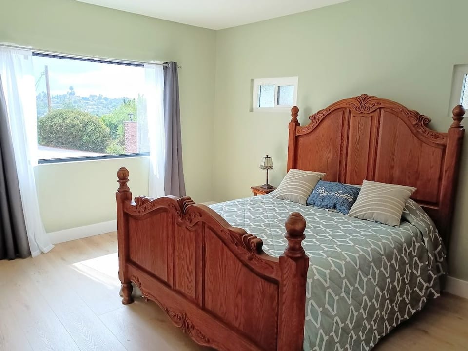 A large picture window with a nice view of Vista hills.