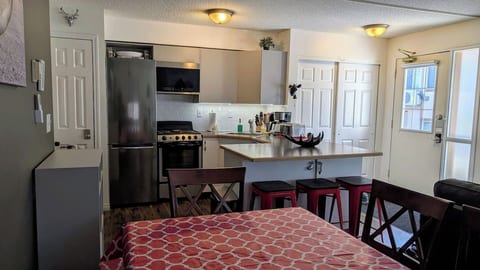 OUT OF BOUNDS - 2Bed/1bath condo near Banff Park Gate