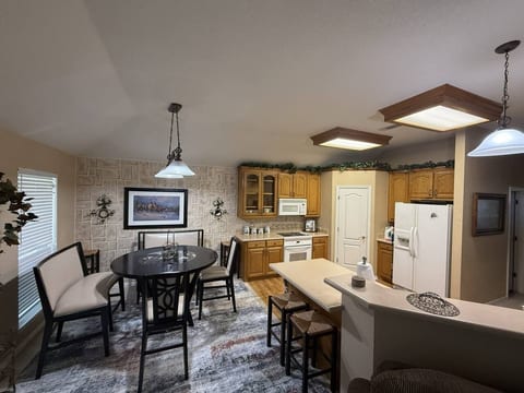 Dining & Kitchen