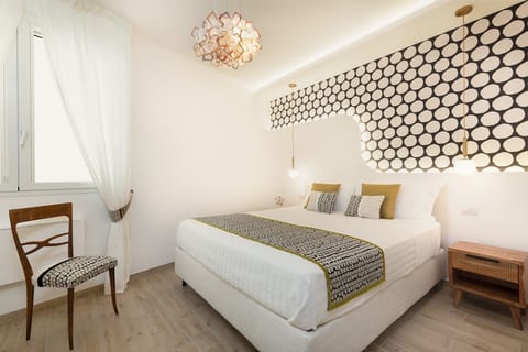 King-size bed, quality linens and natural light: perfect comfort for couples or single travelers.