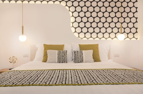 King-size bed, quality linens and natural light: perfect comfort for couples or single travelers.