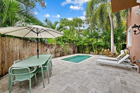 Tropical SoFlo Getaway! Unbeatable Location! image 3