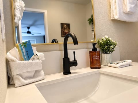NEW Hot Tub + Gym + Casita | 2 Min to Airport