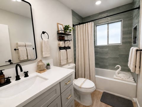 NEWLY Remodeled *Gym, Casita | 2 mins to Airport
