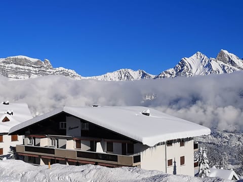 Haus Panorama Hak (CharmingStay). 4.5-Zimmerwohnung Bad/Dusche/2 Balkone