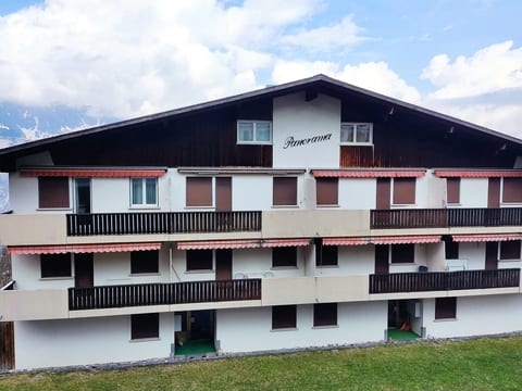 Haus Panorama Hak (CharmingStay). 4.5-Zimmerwohnung Bad/Dusche/2 Balkone