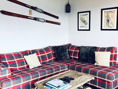 Haus Panorama Hak (CharmingStay). 4.5-Zimmerwohnung Bad/Dusche/2 Balkone