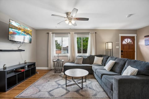 Cozy 4BR Entertainment House