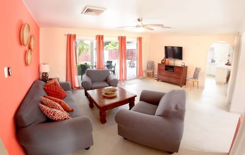 Wayaca Retreat-4BR 3BA, Pool, Close to the beach image 3