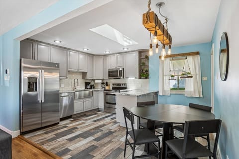 Cozy 4BR Entertainment House