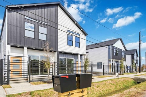 Luxury 3BR Near TMC • NRG • Free Parking ⭐