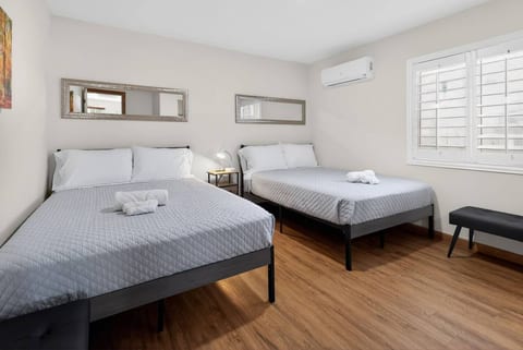 Bedroom with 2 beds