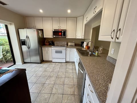 Fully equipped kitchen opens on courtyard