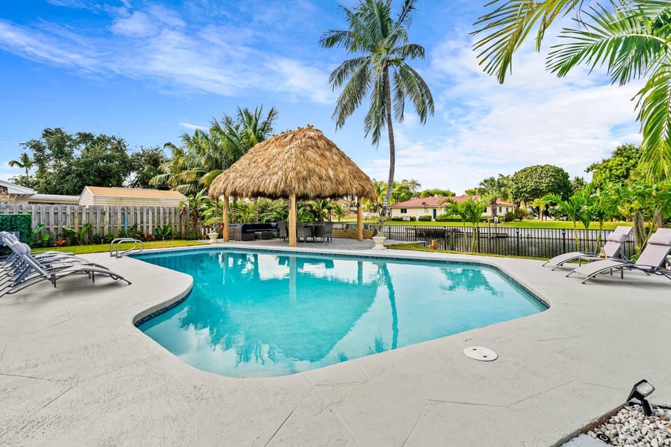 Waterfront Oasis | Heated Pool, MiniGolf, TikiHut - Lake Worth