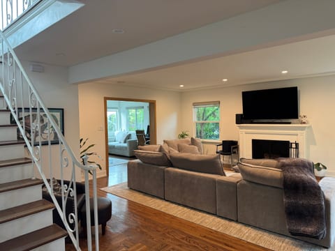 Panoramic LA View Retreat with Private Pool