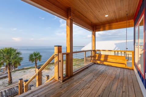 Bay side deck with swiing