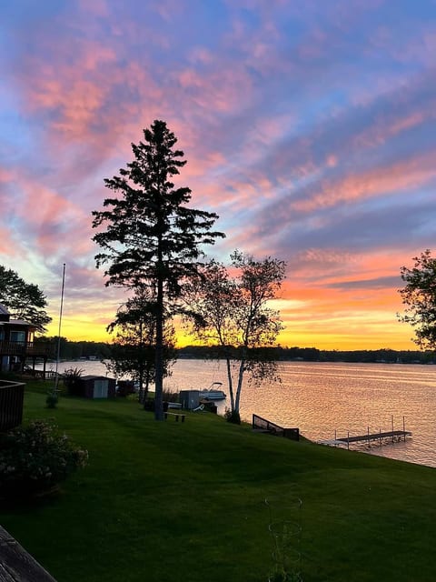 Mother Moon Cottage - Lakefront