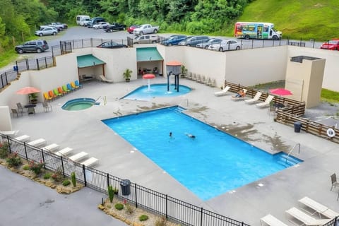Resort-style outdoor pool, hot tub & splash area with ample lounge seating