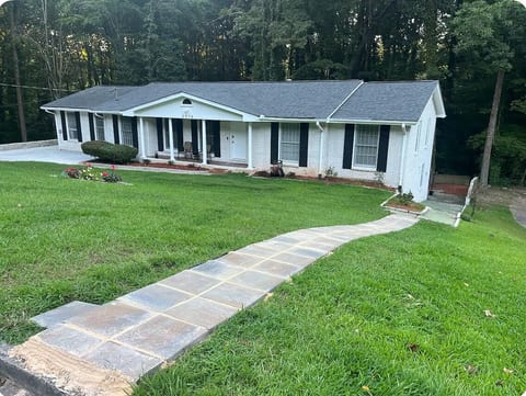 ATL Retreat: Private Hot Tub + 4BR Top Floor