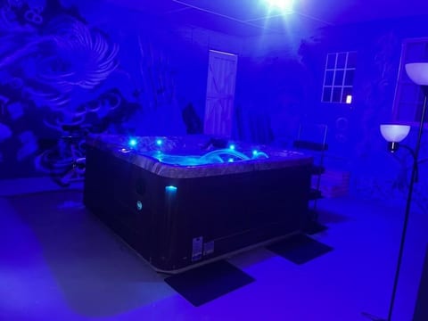 ATL Retreat: Private Hot Tub + 4BR Top Floor