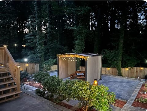 ATL Retreat: Private Hot Tub + 4BR Top Floor