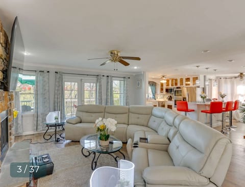 Spacious 6-Bedroom with Jacuzzi, Party Hall & GYM.