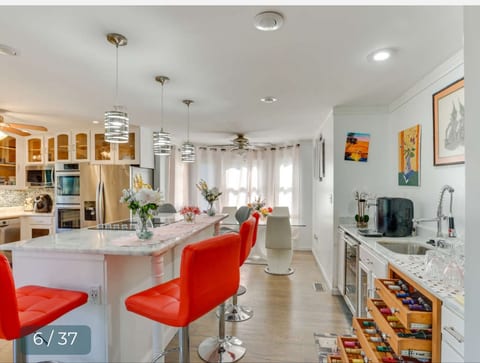 Spacious 6-Bedroom with Jacuzzi, Party Hall & GYM.