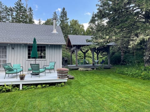 Bright, private architectural cottage image 5